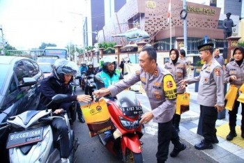 Polri dan Wartawan berbagi Takjil ke Masyarakat bentuk Wujud Sinergitas sebar Kebaikan Bulan Ramadhan 2024

