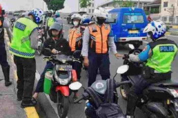 Jajaran Kepolisian  bersama Dinas Perhubungan (Dishub) DKI Jakarta  menindak Razia bermotor karena Lawan Arah
