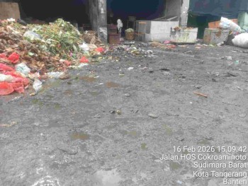 Sampah Menggunung di Pasar Saraswati Tangerang, Bau Menyengat Dikeluhkan Pedagang