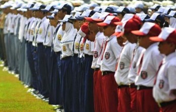 Sejumlah orang tua siswa di Kota Tangerang Selatan mengeluhkan mahalnya harga  seragam di SMP negeri yang mencapai jutaan rupiah, ditambah dugaan kewajiban pembelian melalui koperasi sekolah