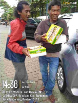 Jum'at berkah Media Gapta TV dan media gakorpan bagi -bagi nasi kotak kepada sesama di jalan umum