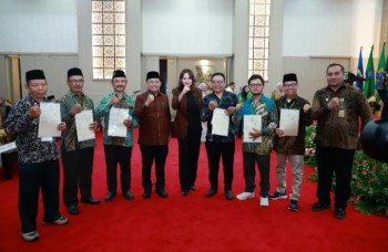 Kantah Tangsel Serahkan Sertipikat Tanah Wakaf untuk Masjid dan Mushola
