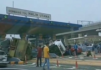 Diduga Kecelakaan Beruntun Terjadi Di Loket Masuk Gardu Tol Utama Halim-Sebab Musabab Belum Diketahui