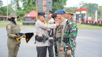 Kapolri Beri Penghargaan Pin Emas pada Prajurit TNI dan Anggota Polri Anggota Satgas Operasi Damai Cartenz 2023