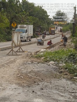 Pengerjaan Proyek Betonisasi Jln.Raya Alternatif Suradita Diduga kuat Tidak Sesuai RAB