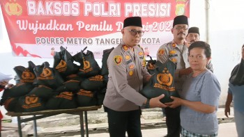 Polsek Neglasari Mengadakan Bhakti Sosial (bhaksos) Berupa Pembagian Paket Sembilan Bahan Pokok (sembako) Pada Jumat (22/12)