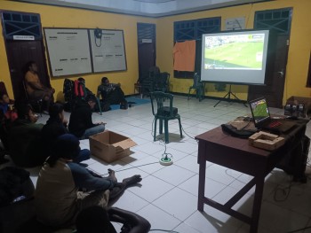 Satgas TMMD Ke-129 Kodim 1807/Sorong Selatan dan Warga Kampung Sesor Nobar Final Piala Dunia 2026, Pererat Kebersama'an
