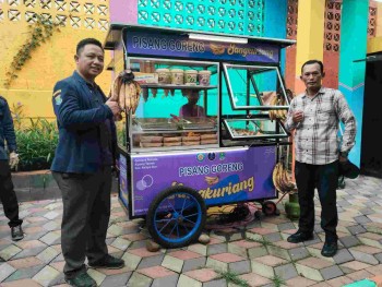 Dorong Ekonomi Kreatif Karangtaruna Andi Apresiasi Camat Kelapa Dua Bantu Usaha Pisang Goreng Dan Kios Pojok UMKM