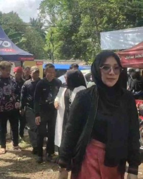 Ratu Ageng Rekawati Ikuti Acara Sedekah Bumi  Di Kecamatan Carita Pandeglang,
Ratu:Acara Sedekah Bumi ini Mencerminkan Rasa Syukur dan Kebersamaan