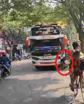 Mengerikan ! Seorang Bocah Nyaris Tew*s Terlindas Roda Bus,

Diduga Ikut Trend Telolet Bersama Rekan Bersepeda