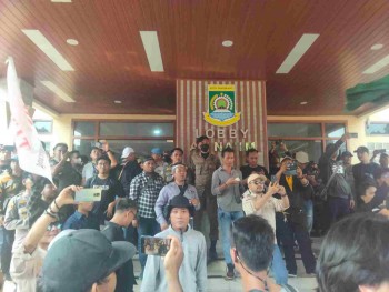 Demo Tolak RUU Penyiaran, Aliansi Wartawan Tangerang Segel Gedung Dewan        Kota Tangerang