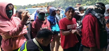 Viral ! Preman Ditantang Duel, Ratusan Massa Aksi Solidaritas Tanah Ahliwaris Abdurrabbie Geruduk MBB1