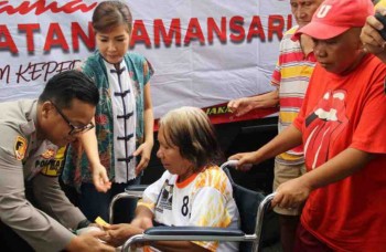 Kepada Sesama, Polisi Salurkan 300 Paket Sembako Untuk Masyarakat Kaum Disabilitas di Vihara Darma Bakti Taman sari Jakarta