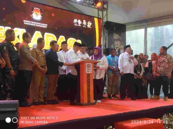 Pasca melewati berbagai rangkaian persyaratan yang harus di jalani oleh para peserta Paslon Bupati -Wabup Kab Tangerang,KPUD Kab Tangerang Bersama Tiga Paslon Bupati -Wabup Laksanakan Deklarasi Kampanye Damai Untuk Pilkada 2024