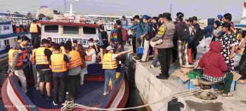 Polsek Sunda Kelapa Tingkatkan Pengamanan Wisatawan di Dermaga Kali Adem, Perjalanan ke Kepulauan Seribu Berlangsung Aman


