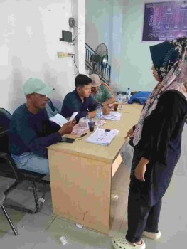 PENYALURAN SUSULAN BLT KESRA PEMDES KAMPUNG BESAR-TELUKNAGA BERLANGSUNG, DIPIMPIN LANGSUNG KADES SALIM, SH.,