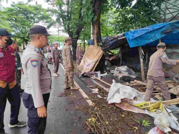 BHABINKAMTIBMAS POLSEK TAMALATE BERSAMA 3 PILAR DAMPINGI SATPOL PP TERTIBKAN BANGUNAN LIAR DI KELURAHAN JONGAYA
