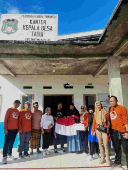 Biro Hukum Setda Pemprov Sulbar “Penyerahan Bendera Merah Putih dan Penanaman Pohon Sukun di Desa Tadui”