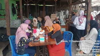 Lurah Bunder Hj.Ine Susilawati Tinjau Porgram Nasional, Puskesmas Pasir Jaya Gelar Cek Kesehatan Gratis Di Sekertariat RW 02