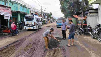 Jalan Rusak Viral, Warga Tanam Pohon Pisang, Pemdes Kayu Agung Lakukan Penanganan Darurat !!