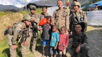 Satgas Ops Damai Cartenz-2026 Bagikan Sembako dan Perkuat Pengamanan Objek Vital di Sugapa Secara Humanis