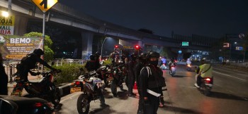 Brimob Polda Metro Jaya Amankan Pengendara Diduga Mabuk Tanpa Surat Kendara'an di Jakut