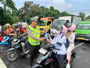Humanis di Jalan, Polisi Bagikan Flyer dan bentangkan spanduk Keselamatan Berlalu Lintas kepada Pengendara