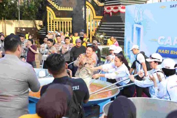 Dapur Jaga Jakarta Meriahkan CFD, Bobon Santoso Sajikan Ribuan Porsi Tongseng untuk Warga

