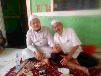 Pimpinan PonPes Wasilatun Najah, KH Tafaul Nawawi Menerima Orang Tua Santriawan dan Santriwati di Pondok Pesantren Wasilatun Najah Desa Legok Tangerang