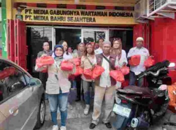 Gabungnya Wartawan Indonesia (GWI) Kota Tangerang Gandeng DPD Gelar Kegiatan Rutin Jum'at Berkah, Berbagi Berkah Pada Orang Sekeliling dan Pengguna Jalan Umum