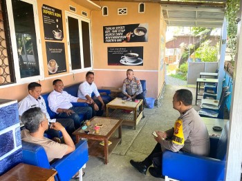 Kapolsek Minasatene Ngopi Bareng Warga Minasatene Ajak Jaga Kamtibmas