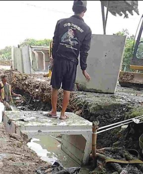 Diduga Pemasangan U-ditch Tidak Pakai Pasir Dasarnya  Ruas Jalan Cikande- Rangkasbitung di KM. 06 Bagaikan Kolam Renang