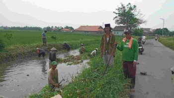 Warga RW 02 Desa Pakualam Kec Pakuhaji Gelar Kerja Bhakti Bersihkan Sungai Tersumbat Eceng Gondok dan Sumbatan Sampah Liar
