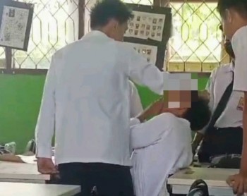 Viral Sebuah Tayangan Video Dijejaring Sosial Yang Menampakan Adegan Aksi Diduga Perundungan Dalam Kelas Sekolah