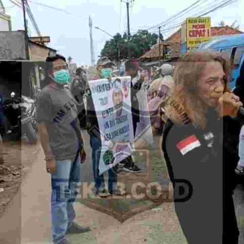 Sekelompok Warga Pakuhaji Kab Tangerang Bentangkan Spanduk, Protes Truk Bertonase Besar, dan Desak Pembatasan Operasional !!