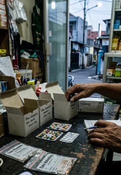 PERS DICACI, HUKUM SEOLAH DITANTANG: VOICE NOTE “PANAS” BUKA BOROK DUGA'AN PEREDARAN OBAT-OBATAN KERAS DI DUGA ILEGAL DI WILKUM TELUKNAGA !!!