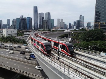 Jokowi Harap Warga Beralih ke LRT Jabodebek agar Macet-Polusi Berkurang